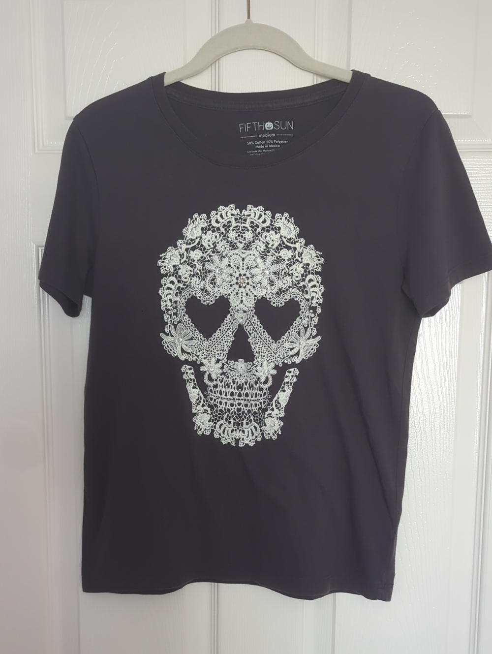 Fifth Sun Dk Gray Short-Sleeve Tee with White Lace Skull Size M